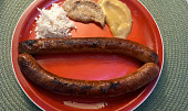Salsiccia s křenem a hořčicemi