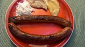 Salsiccia s křenem a hořčicemi