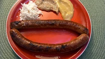 Salsiccia s křenem a hořčicemi