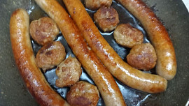 Salsiccia s křenem a hořčicemi