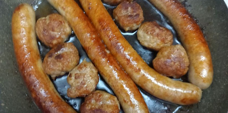 Salsiccia s křenem a hořčicemi