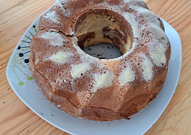 Barevná bábovka s tvarohovou náplní