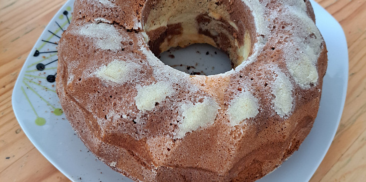 Barevná bábovka s tvarohovou náplní