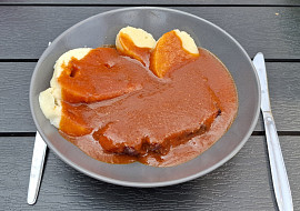 Kančí kýta se šípkovou omáčkou