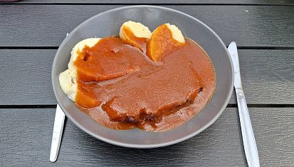 Kančí kýta se šípkovou omáčkou