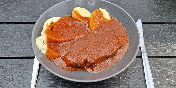 Kančí kýta se šípkovou omáčkou