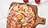 Konopná šunková pizza