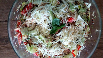 Quinoa salát s kuřecím masem a lahůdkovým droždím