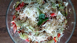 Quinoa salát s kuřecím masem a lahůdkovým droždím