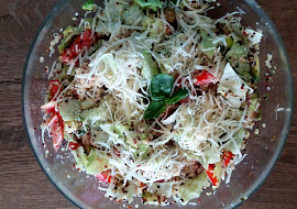 Quinoa salát s kuřecím masem a lahůdkovým droždím