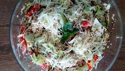 Quinoa salát s kuřecím masem a lahůdkovým droždím