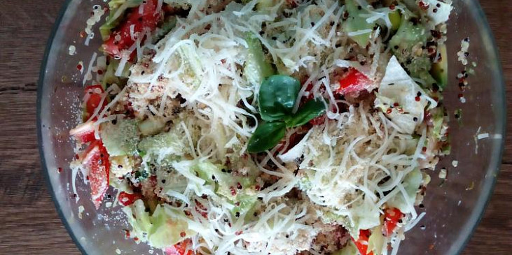 Quinoa salát s kuřecím masem a lahůdkovým droždím