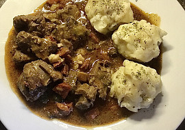 Rozlítaný španělský ptáček z kuřecího masa (Z jeleního masa, se staročeskými knedlíky)