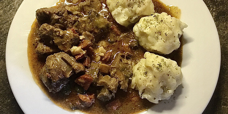 Rozlítaný španělský ptáček z kuřecího masa (Z jeleního masa, se staročeskými knedlíky)