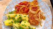 Delikatesní vepřové plátky se zálivkou (Do pekáče přidána malá rajčátka)