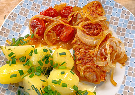 Delikatesní vepřové plátky se zálivkou (Do pekáče přidána malá rajčátka)