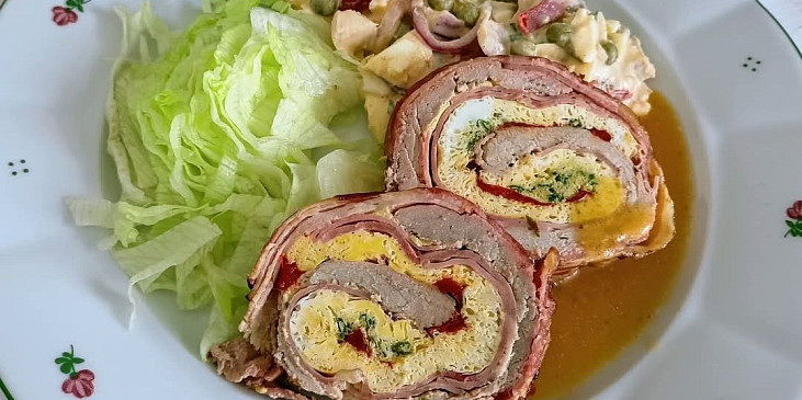 Roláda z vepřové panenky s vaječnou omeletou
