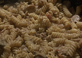 Smetanová omáčka se žampiony a kuřecím masem