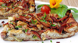 Cuketa zapečená se slaninou a žampiony