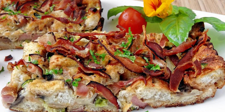 Cuketa zapečená se slaninou a žampiony