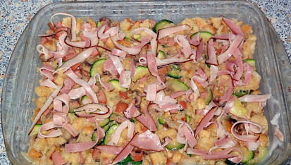 Cuketa zapečená se slaninou a žampiony