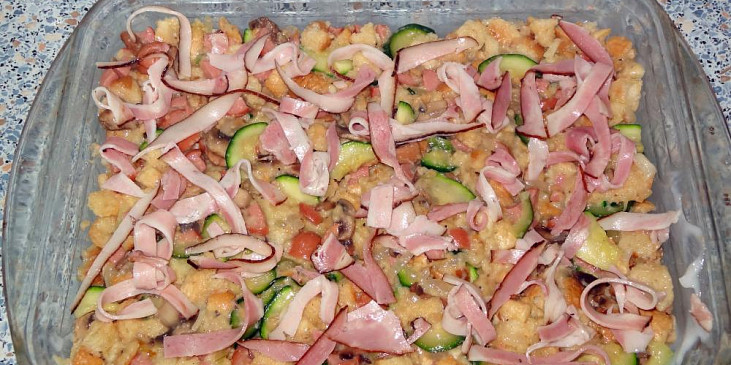 Cuketa zapečená se slaninou a žampiony