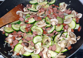 Cuketa zapečená se slaninou a žampiony