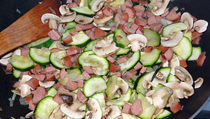 Cuketa zapečená se slaninou a žampiony