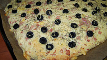 Focaccia s bramborami a šunkou