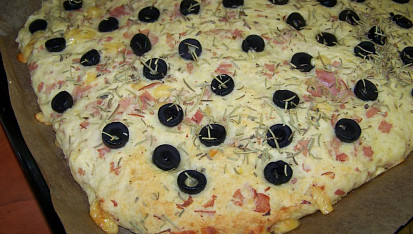 Focaccia s bramborami a šunkou
