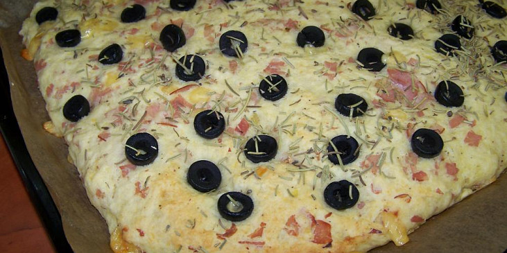 Focaccia s bramborami a šunkou
