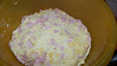 Focaccia s bramborami a šunkou
