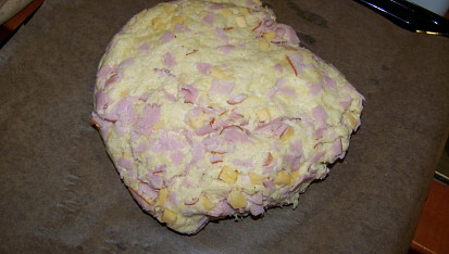 Focaccia s bramborami a šunkou