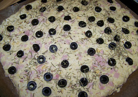 Focaccia s bramborami a šunkou