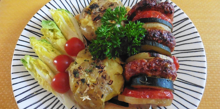 Grilované masovo-zeleninové špízy s bouchaným bramborem