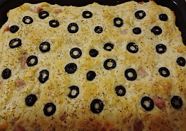Focaccia s bramborami a šunkou