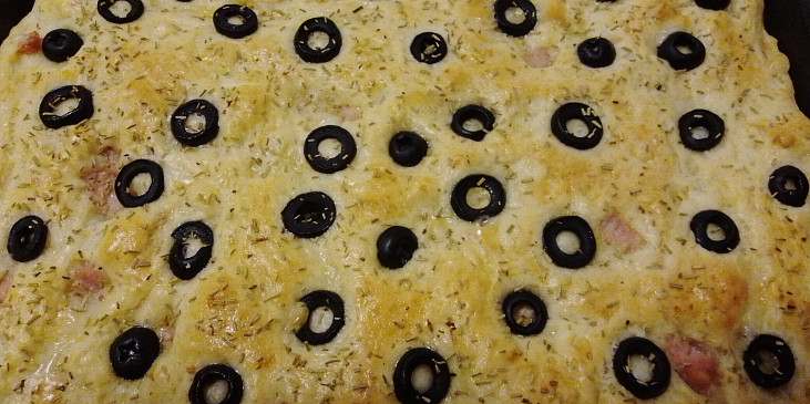 Focaccia s bramborami a šunkou