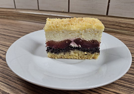 Křehký koláč s mákem, tvarohem a švestkami