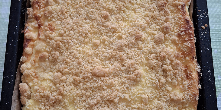Křehký koláč s mákem, tvarohem a švestkami
