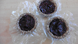 Nepečené tartaletky s ostružinovou marmeládou