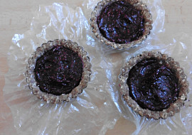 Nepečené tartaletky s ostružinovou marmeládou