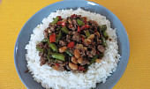 Stir-fry s mletým masem, zelenými fazolkami a červenou paprikou