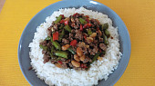 Stir-fry s mletým masem, zelenými fazolkami a červenou paprikou