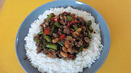 Stir-fry s mletým masem, zelenými fazolkami a červenou paprikou