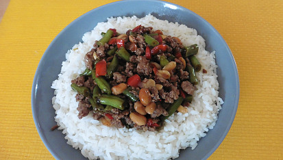 Stir-fry s mletým masem, zelenými fazolkami a červenou paprikou
