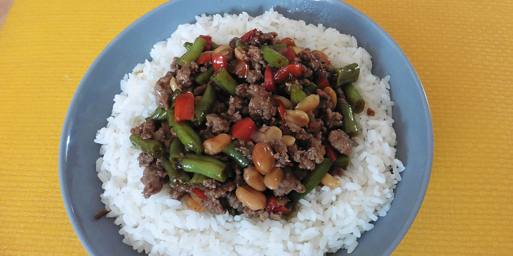 Stir-fry s mletým masem, zelenými fazolkami a červenou paprikou