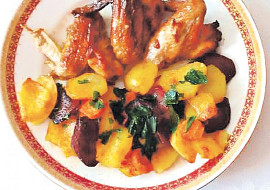 Australská kuřecí křidélka s pečenými brambory, řepou a mrkví