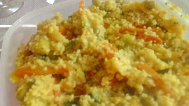 Bulgur s cuketou, mrkví, fazolkami a hráškem