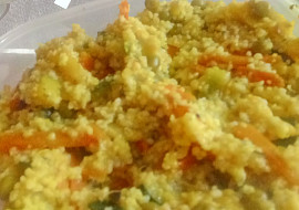 Bulgur s cuketou, mrkví, fazolkami a hráškem