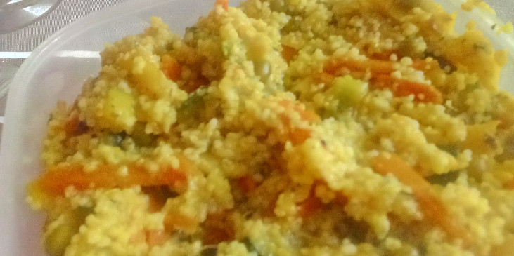 Bulgur s cuketou, mrkví, fazolkami a hráškem